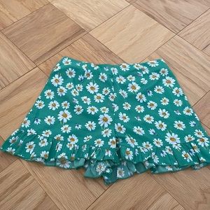 Daisy shorts with ruffle detail